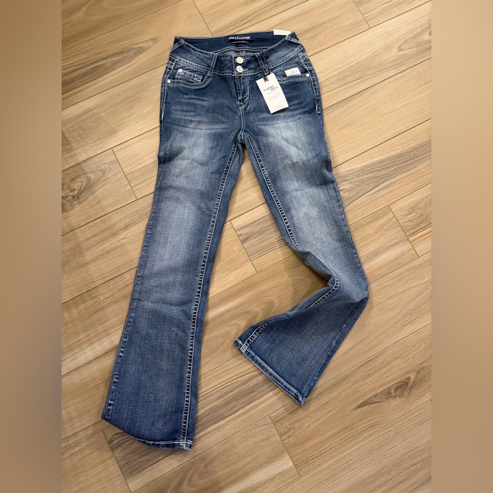 Wallflower Women's Medium Blue Flare Jeans with pocket detailing